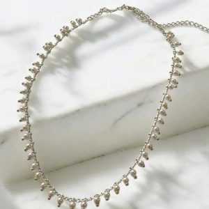 Colar chocker de micro pérolas folheado à prata