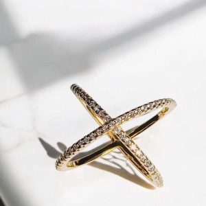 Anel cruzado com zircônias folheado à ouro