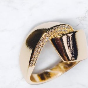 Anel Elegante com zircônias folheada à ouro