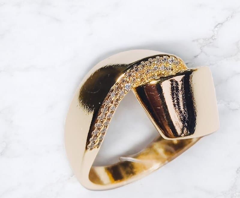 Anel Elegante com zircônias folheada à ouro
