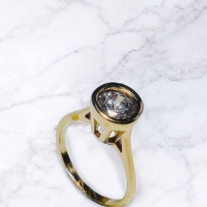 Anel único com zircônia folheado à ouro