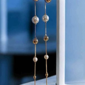 Brinco chuvas de esferas e pérolas folheado à ouro