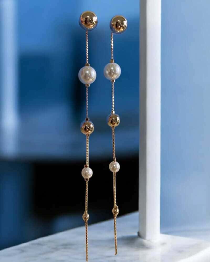 Brinco chuvas de esferas e pérolas folheado à ouro