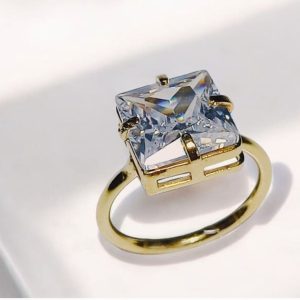 Anel quadrado em zircônias folheado à ouro