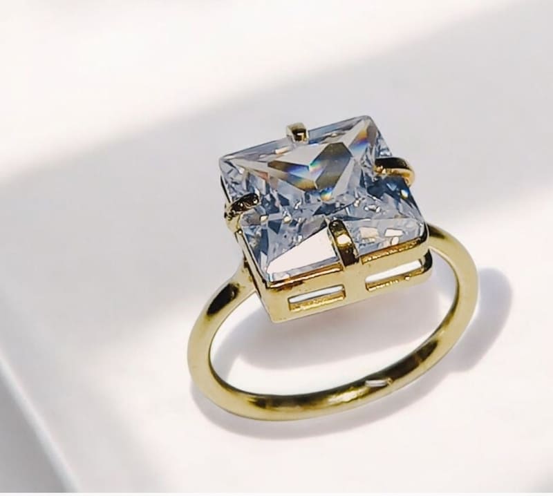 Anel quadrado em zircônias folheado à ouro