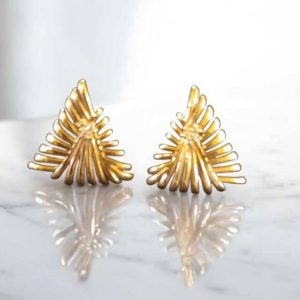 Brinco triângulo estilo com pedra em zircônia folheado à ouro