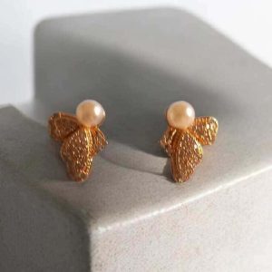 Brinco Borboleta Cravejada de Zircônias e pérola folheado à ouro