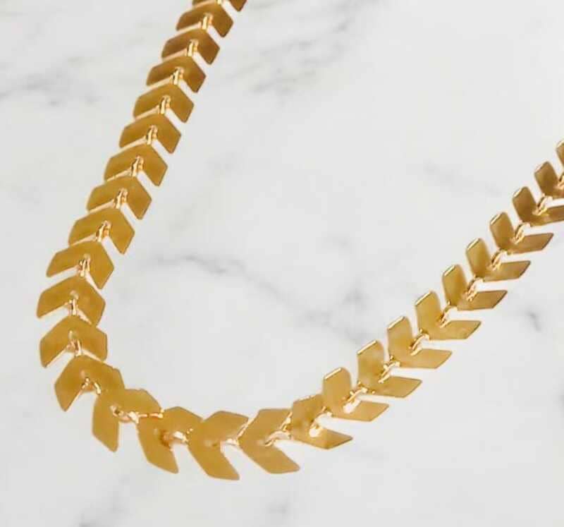 Colar estilo Chocker Escama de Peixe folheado à ouro