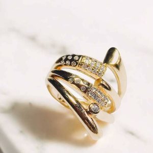 Anel Clássico com zircônias folheado à ouro