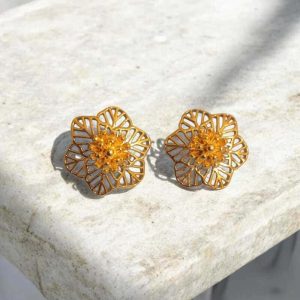 Brinco Flor vazada com bolinhas folheado à ouro