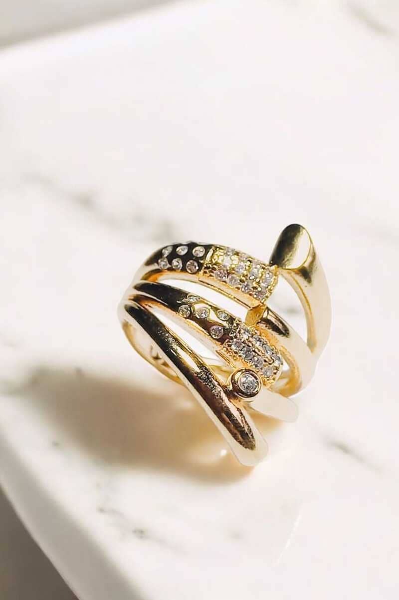 Anel Clássico com zircônias folheado à ouro