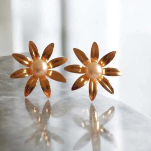 Brinco Flor pétalas com pérola folheado à ouro