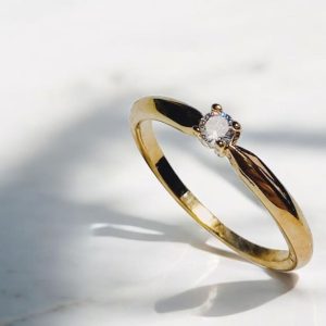 Anel pequeno solitário em zircônias folheado à ouro