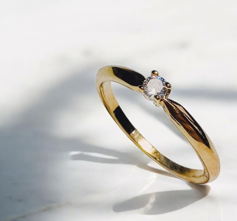 Anel pequeno solitário em zircônias folheado à ouro