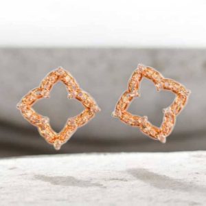 Brinco trevo vazado cravejado em zircônias folheado à ouro