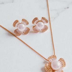 Conjunto Flor com perola e zircônia cravejada folheado à ouro