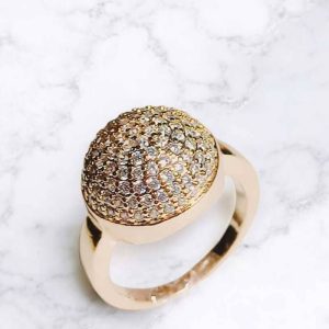 Anel Esfera com zircônias folheado à ouro disponível no número 17