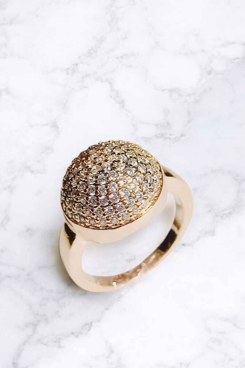 Anel Esfera com zircônias folheado à ouro disponível no número 17