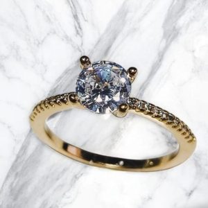 Anel Solitário em zircônia folheado à ouro