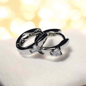 Brinco pequeno com zircônia solitária folheado à ouro branco