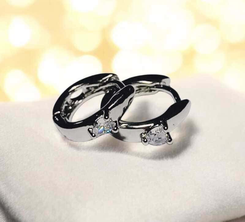 Brinco pequeno com zircônia solitária folheado à ouro branco