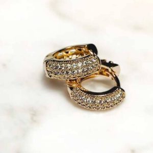 Brinco Argola cravejado em zircônias folheado à ouro