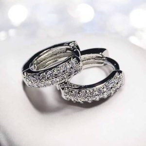 Brinco pequeno em zircônias folheado à ouro branco