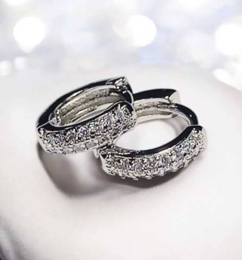 Brinco pequeno em zircônias folheado à ouro branco