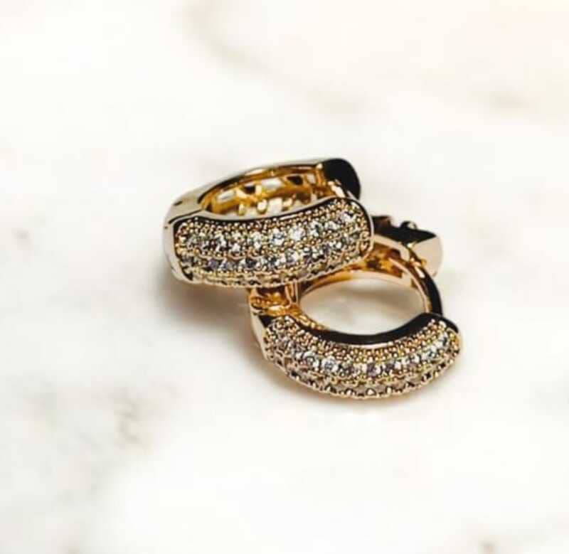 Brinco Argola cravejado em zircônias folheado à ouro