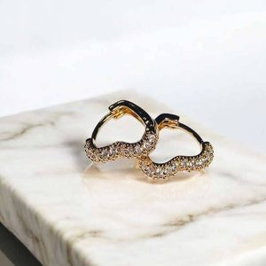 Brinco argola de coração em zircônias folheado à ouro