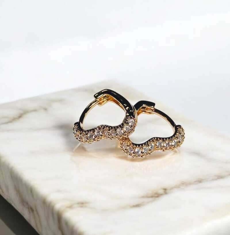 Brinco argola de coração em zircônias folheado à ouro