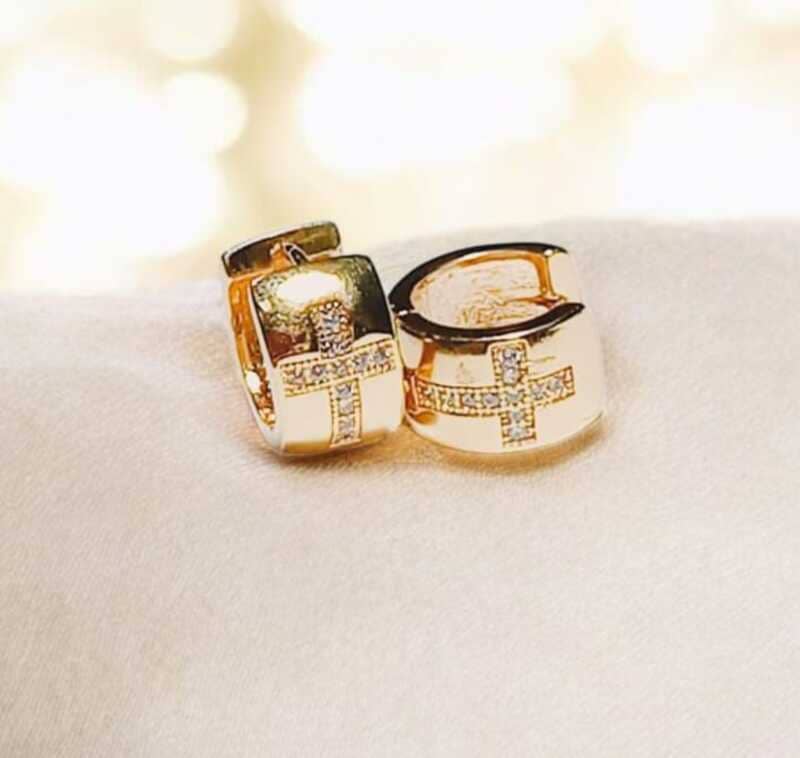 Brinco argola Cruz com zircônias folheado à ouro