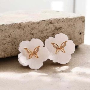Brinco Flor branco com borboleta folheado à ouro