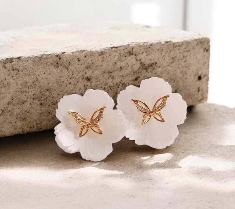 Brinco Flor branco com borboleta folheado à ouro