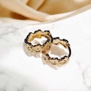 Brinco argola flor pequeno folheado à ouro