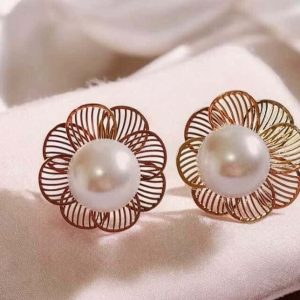 Brinco Flor com pérola folheado à ouro