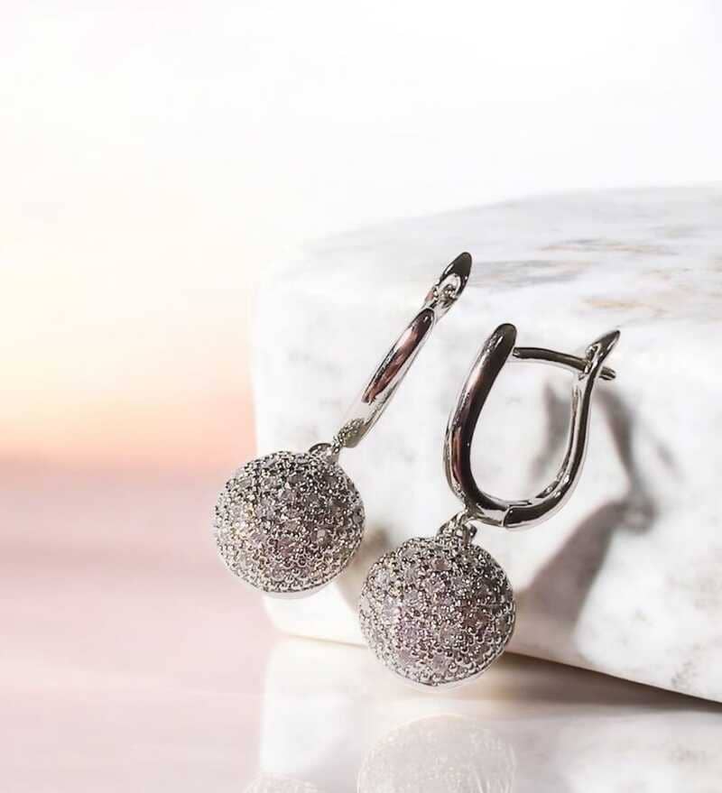 Brinco Lua cheia cravejada em zircônias folheado à ouro branco