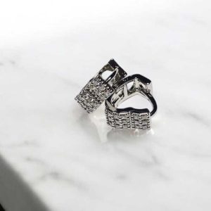 Brinco pequeno coração cravejado em zircônias folheado à ouro branco