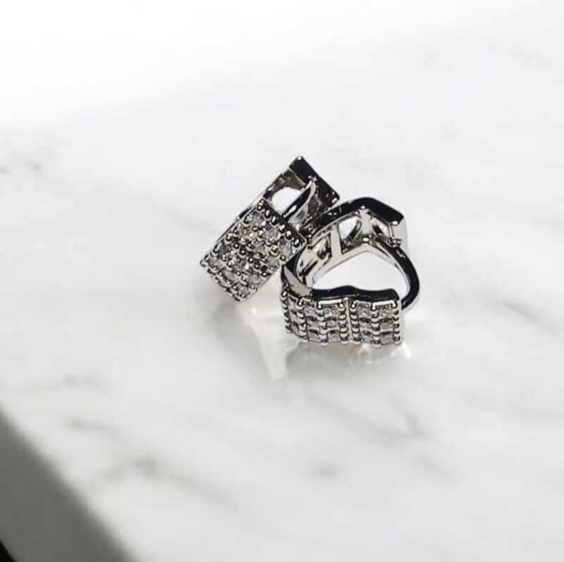 Brinco pequeno coração cravejado em zircônias folheado à ouro branco