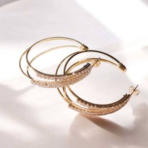 Brinco de Argola cravejado em zircônias folheado à ouro