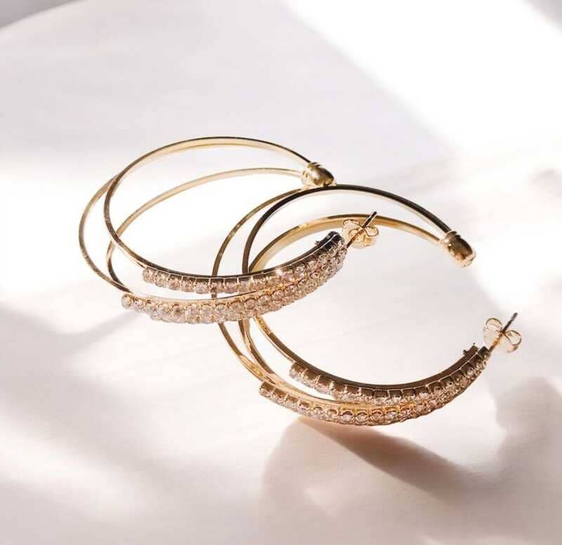 Brinco de Argola cravejado em zircônias folheado à ouro