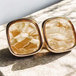 Brinco Quadrado em Madrepérola folheado à ouro