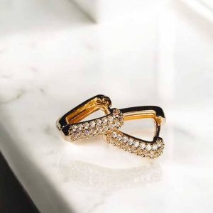 Brinco em V cravejado em zircônias folheado à ouro