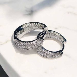 Brinco argola lua em zircônias folheado à ouro branco