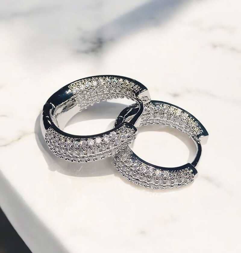 Brinco argola lua em zircônias folheado à ouro branco