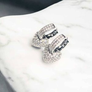 Brinco argola Max cravejado em zircônias folheado à ouro branco