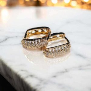 Brinco Max cravejado elegante folheado à ouro