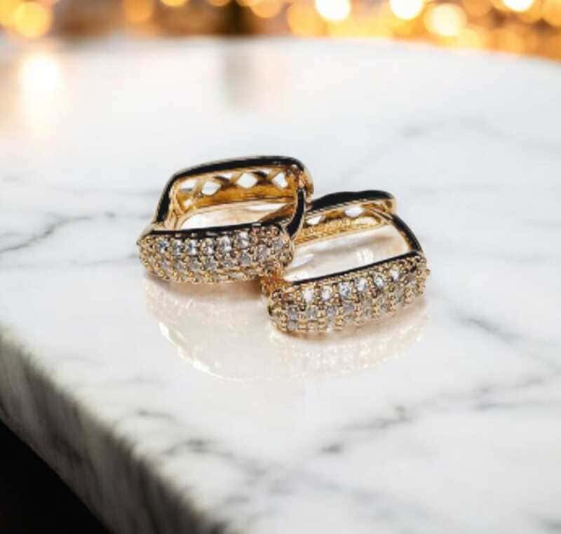 Brinco Max cravejado elegante folheado à ouro