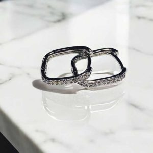 Brinco Reto cravejado à ouro branco