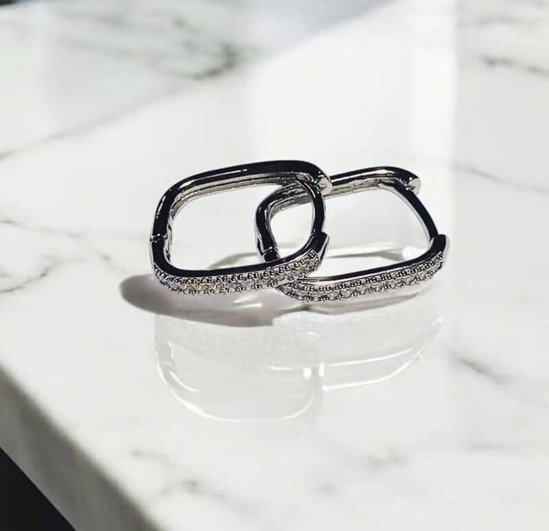 Brinco Reto cravejado à ouro branco